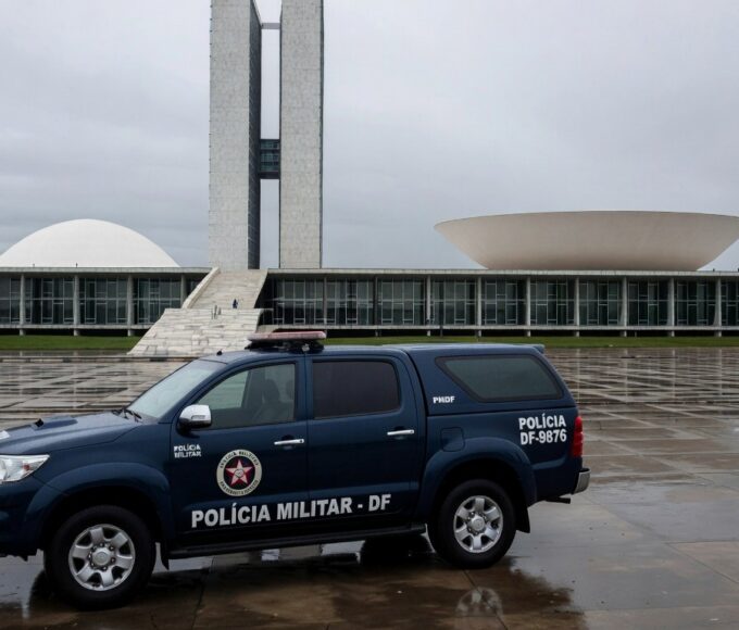 Viatura da PMDF em frente ao Congresso Nacional, simbolizando expulsão de oficiais por omissão nos atos de 8 de janeiro.
