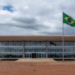 Fachada de tribunal em Planaltina, DF, simbolizando julgamento de chacina no Centro-Oeste.