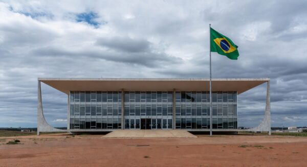 Fachada de tribunal em Planaltina, DF, simbolizando julgamento de chacina no Centro-Oeste.
