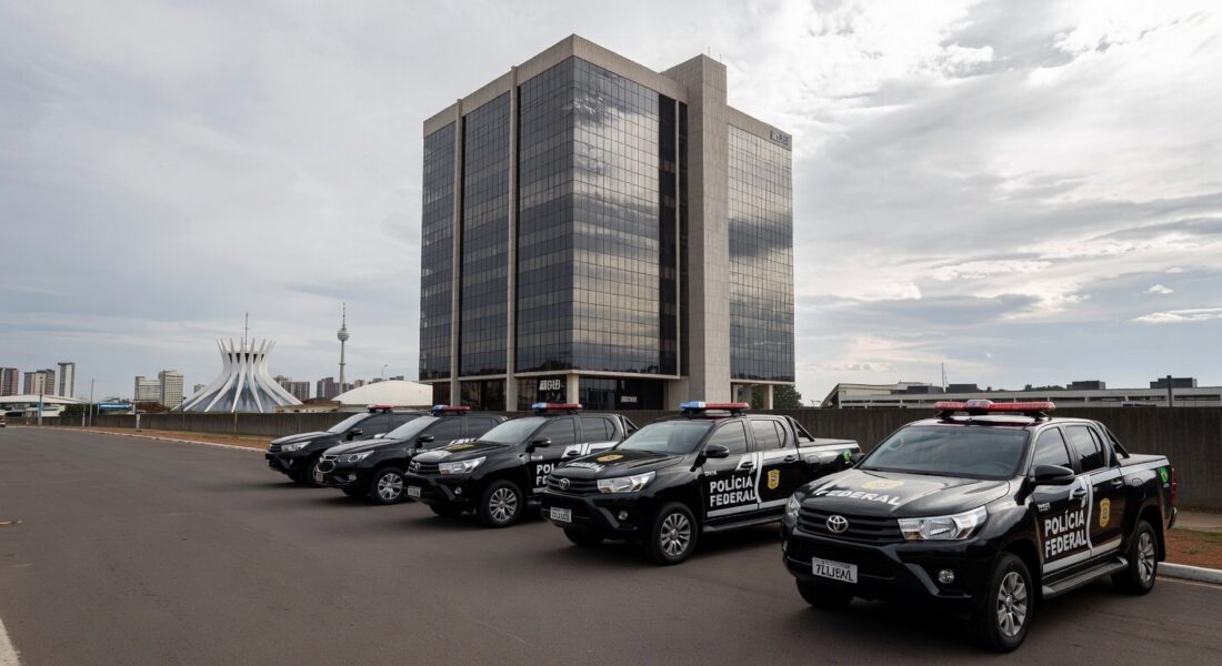 Entrada da Penitenciária da Papuda com viaturas policiais em operação contra corrupção em Brasília.