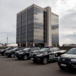 Entrada da Penitenciária da Papuda com viaturas policiais em operação contra corrupção em Brasília.
