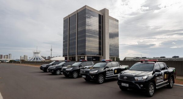 Entrada da Penitenciária da Papuda com viaturas policiais em operação contra corrupção em Brasília.