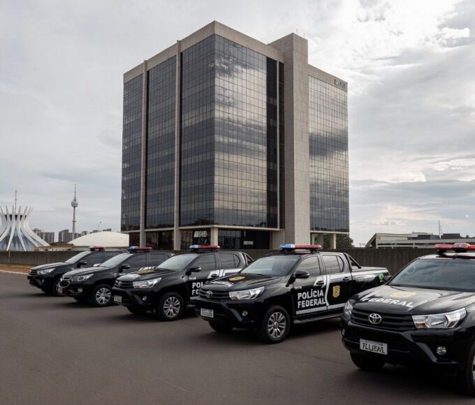Entrada da Penitenciária da Papuda com viaturas policiais em operação contra corrupção em Brasília.