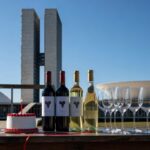 Garrafas de vinho em vinícola de Brasília, celebrando 2 anos com lançamentos e homenagem aos 66 anos da capital.