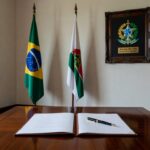 Decreto oficial assinado em salão governamental de Brasília, com bandeiras e insígnias da PMDF, representando promoção de policiais.