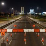 Túnel Buraco do Tatu em Brasília interditado à noite para manutenção de câmeras, com cones e barreiras.