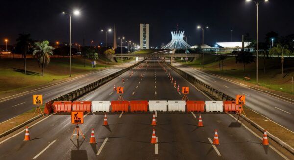 Túnel Buraco do Tatu em Brasília interditado à noite para manutenção de câmeras, com cones e barreiras.