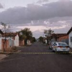 Viatura do Bope em rua de Ceilândia durante operação policial contra ameaça armada.