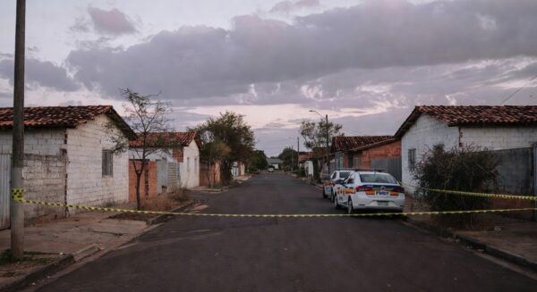 Viatura do Bope em rua de Ceilândia durante operação policial contra ameaça armada.