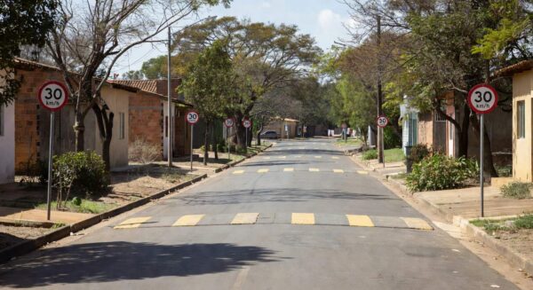 Rua no Gama com sinalização de Zona 30 e novas regras de trânsito