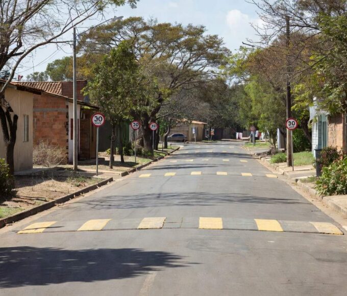 Rua no Gama com sinalização de Zona 30 e novas regras de trânsito