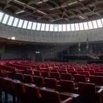 Fachada da Câmara Legislativa do DF em Brasília sobre piso salarial para tradutores de Libras.
