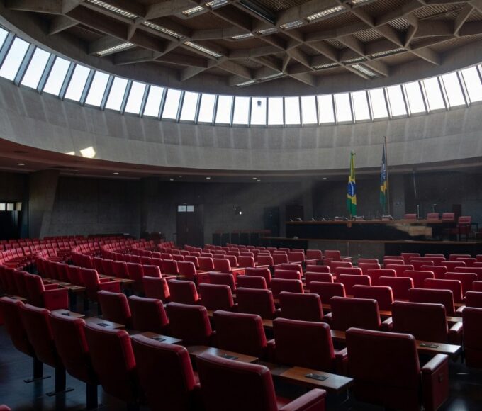 Fachada da Câmara Legislativa do DF em Brasília sobre piso salarial para tradutores de Libras.
