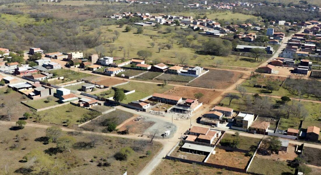Vista aérea de regiões administrativas 26 de Setembro e Ponte Alta em área urbana brasileira