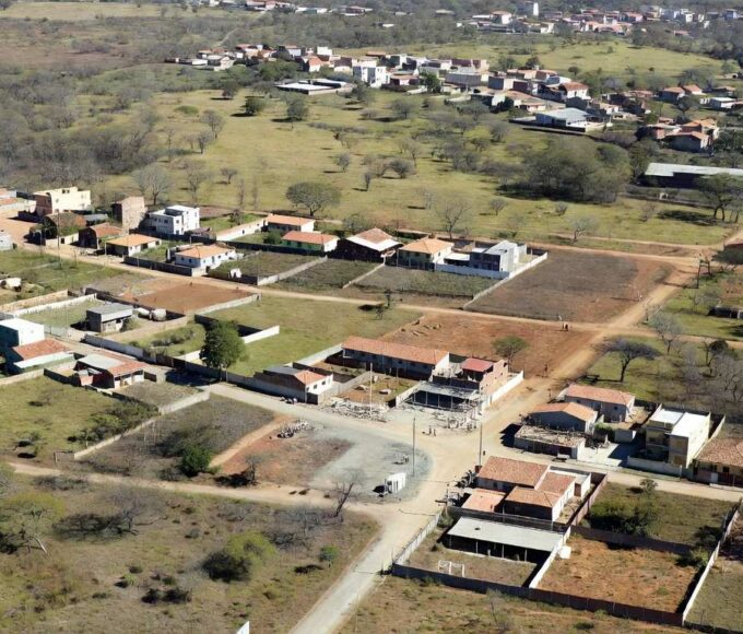 Vista aérea de regiões administrativas 26 de Setembro e Ponte Alta em área urbana brasileira
