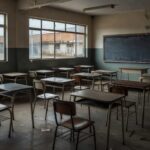 Sala de aula abandonada simbolizando o descaso com a EJA no Brasil