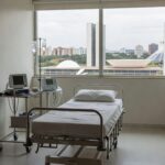 Entrada de hospital em Brasília simbolizando alta após pneumotórax