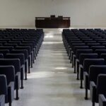 Plenário vazio da Câmara do DF após sessão de homenagens à enfermagem