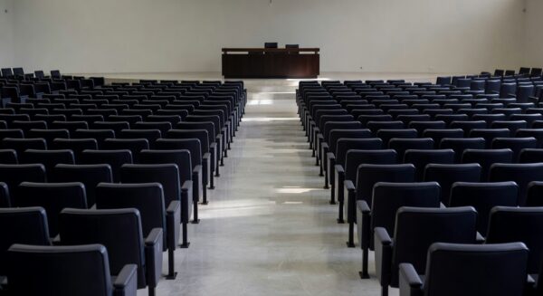 Plenário vazio da Câmara do DF após sessão de homenagens à enfermagem
