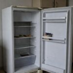Mesa com pratos vazios e comida escassa em cozinha no DF representando insegurança alimentar