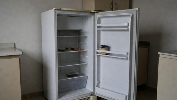 Mesa com pratos vazios e comida escassa em cozinha no DF representando insegurança alimentar