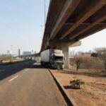 Carreta presa sob viaduto da EPIA Sul em Brasília