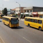 Ônibus de transporte gratuito em frente a restaurante comunitário em Brasília