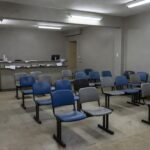 Sala de espera vazia em UPA do DF após longa espera por atendimento