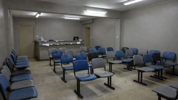 Sala de espera vazia em UPA do DF após longa espera por atendimento