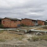 Instalações de saneamento danificadas no DF representando prejuízos por irregularidades na Fercal
