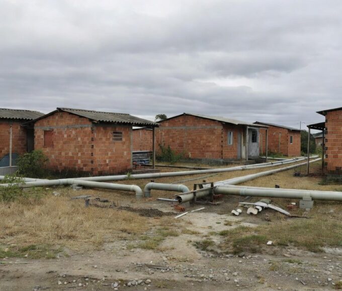 Instalações de saneamento danificadas no DF representando prejuízos por irregularidades na Fercal