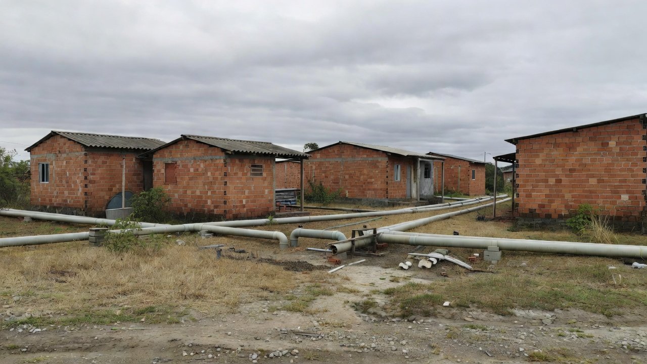 Instalações de saneamento danificadas no DF representando prejuízos por irregularidades na Fercal