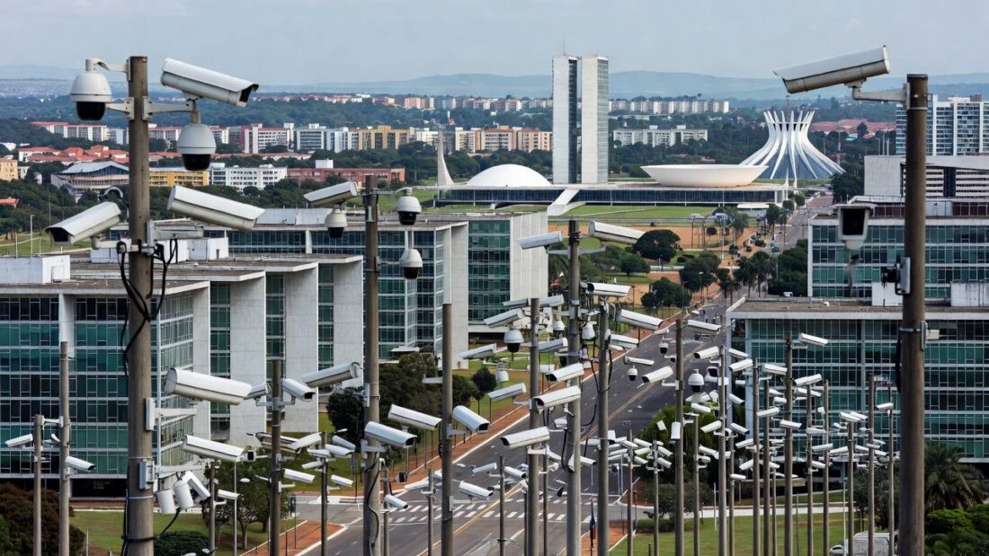 Centro de operações da Plataforma DF 360º com câmeras e IA da SSP-DF