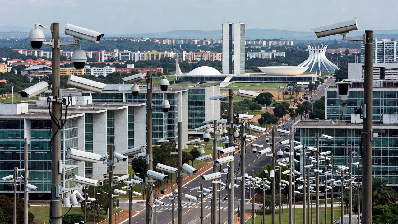 Centro de operações da Plataforma DF 360º com câmeras e IA da SSP-DF