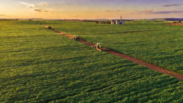 Paisagem rural no DF com campos agrícolas representando crédito rural aprovado pela CLDF