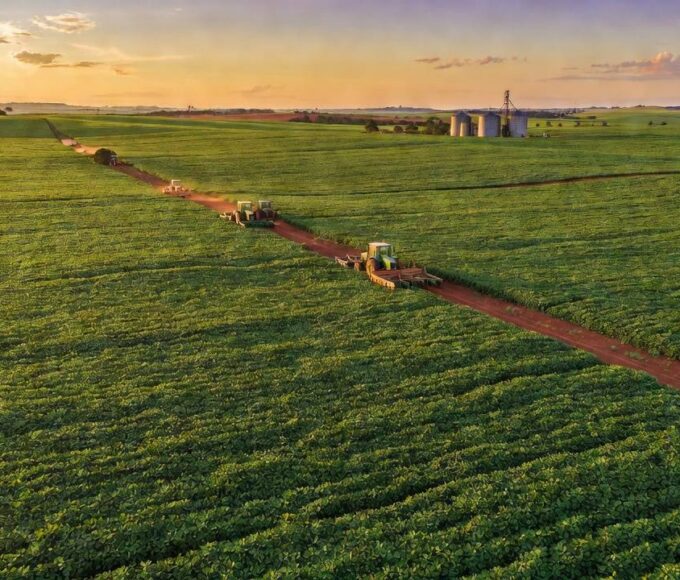 Paisagem rural no DF com campos agrícolas representando crédito rural aprovado pela CLDF