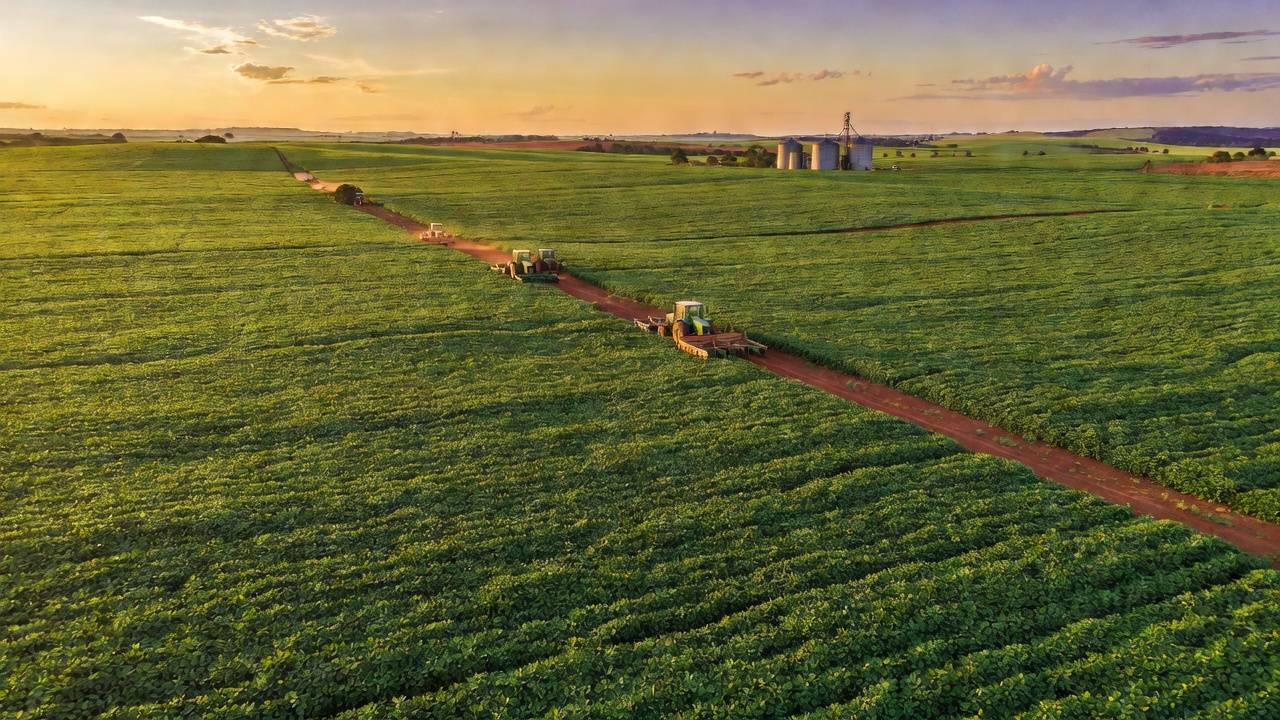 Paisagem rural no DF com campos agrícolas representando crédito rural aprovado pela CLDF