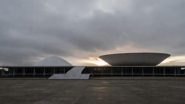Palácio do Planalto em Brasília ao entardecer, em tom de luto pelo Distrito Federal