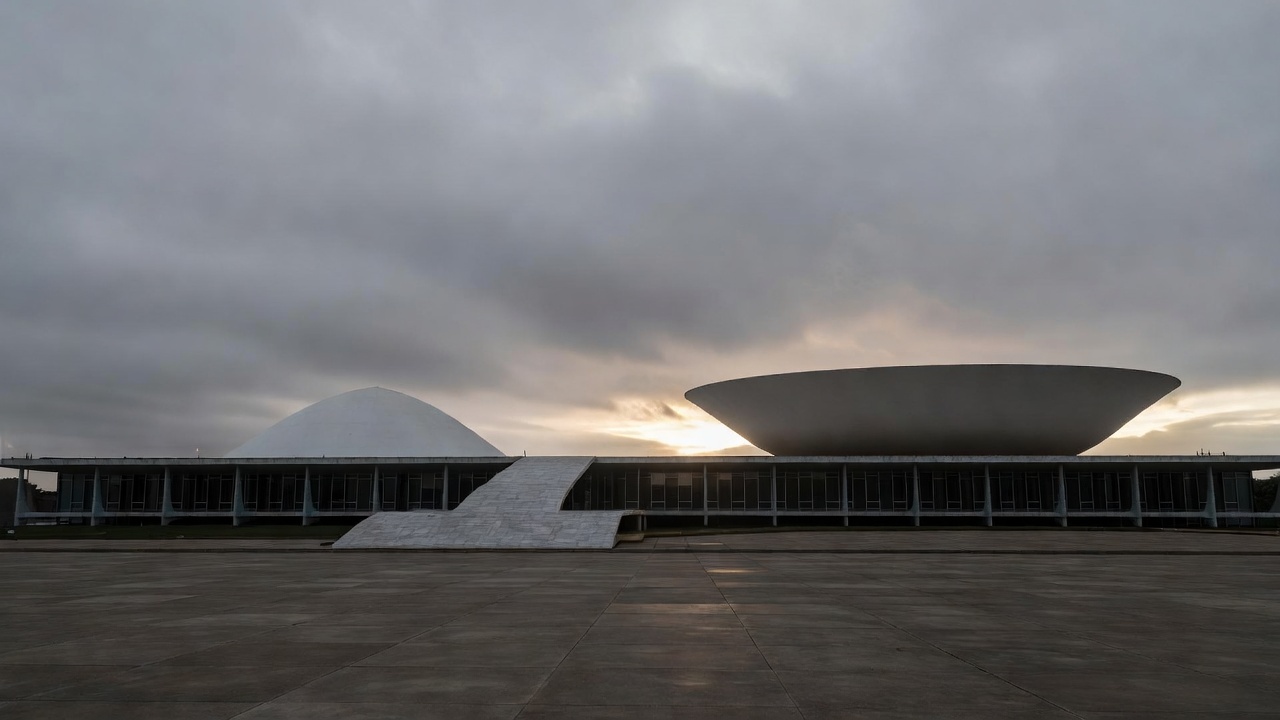 Palácio do Planalto em Brasília ao entardecer, em tom de luto pelo Distrito Federal