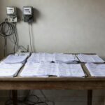 Contas de água, luz e internet representando lei da Câmara do DF