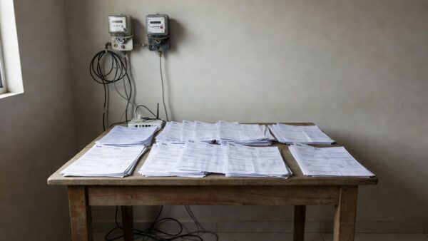 Contas de água, luz e internet representando lei da Câmara do DF