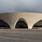 Fachada da Câmara Legislativa do DF representando aprovação de conselho para proteção de idosos