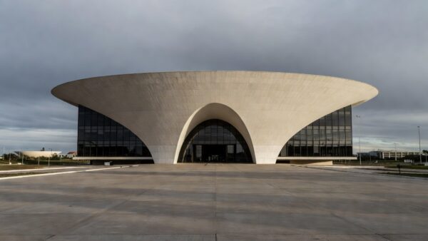 Fachada da Câmara Legislativa do DF representando aprovação de conselho para proteção de idosos