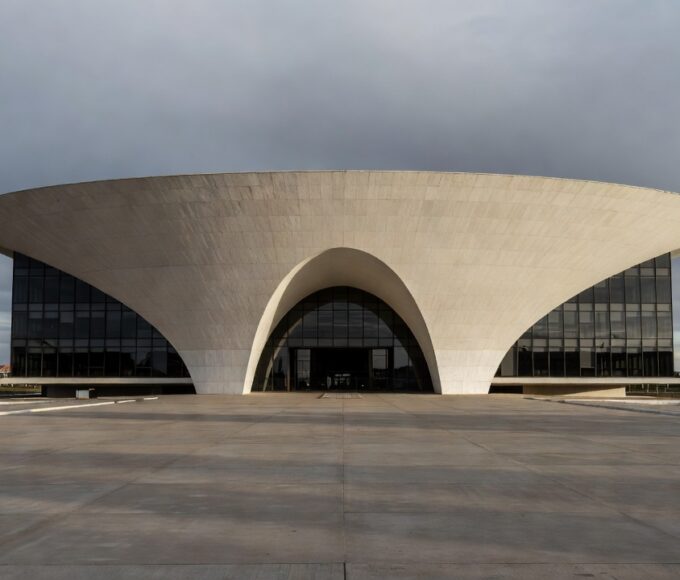 Fachada da Câmara Legislativa do DF representando aprovação de conselho para proteção de idosos