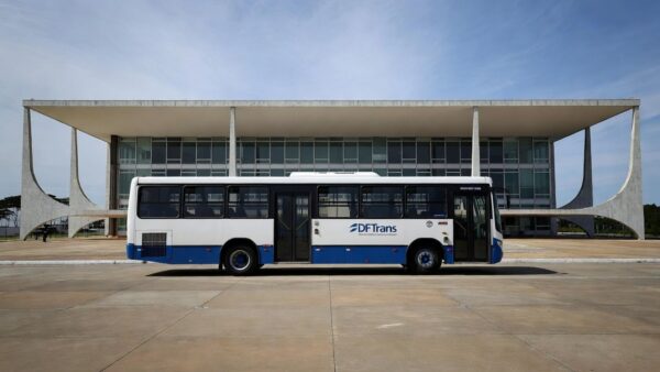 Ônibus do transporte público em Brasília sobre tarifa zero para estudantes da rede pública