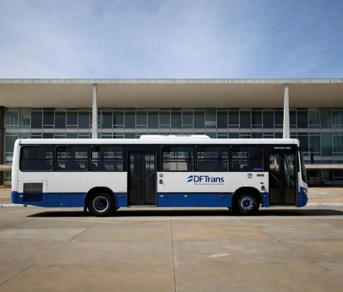 Ônibus do transporte público em Brasília sobre tarifa zero para estudantes da rede pública