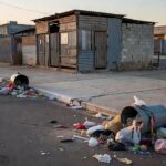 Refeitório com pratos de refeições gratuitas em Brasília em meio à crise de fome