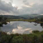 Lago Corumbá em Goiás com águas calmas e vegetação ao redor