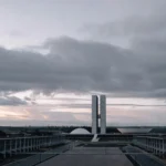 Arquitetura modernista do Plano Piloto de Brasília ao amanhecer