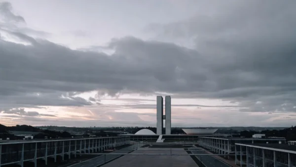 Arquitetura modernista do Plano Piloto de Brasília ao amanhecer